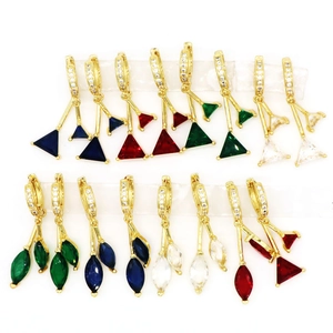 Primer plano de pendientes de borla con circonitas de colores y chapado en oro