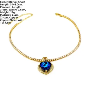 Detail der 18k Gold Herz-Halskette mit blauem Glas, Zirkon und Maßen von 3,4x2,6cm