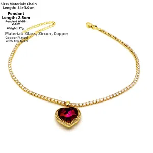 Detail einer 18k vergoldeten Tenniskette mit rotem Herzanhänger aus Glas und weißen Zirkonia