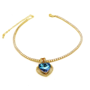 Detailaufnahme der 18k vergoldeten Tenniskette mit blauem Herz-Kristall und Zirkonia