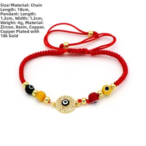 Detalle de pulsera Evil Eye roja tejida con baño de oro 18k y medidas del dije de circón