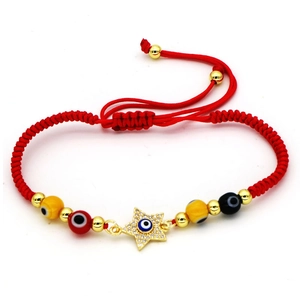 Λεπτομέρεια κόκκινου υφαντού βραχιολιού Evil Eye με χρυσό αστέρι και ρυθμιζόμενο λουράκι
