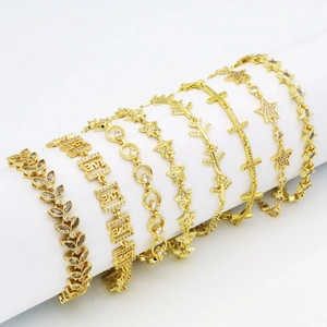 Elegante goldene Schmetterlingsarmbänder mit Zirkonsteinen in diversen Designs