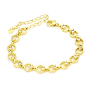Detail eines Goldkettenarmbands mit runden Gliedern und funkelnden Zirkonia-Steinen