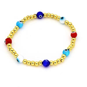 Bracciale a perline dorate con ciondoli colorati Evil Eye turco su sfondo bianco