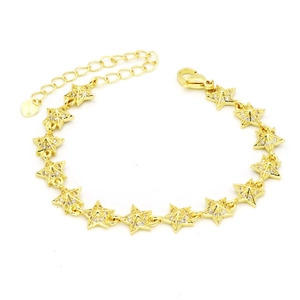 Detailaufnahme der goldenen Stern-Armbandglieder mit weißem Zirkon und Hummerverschluss