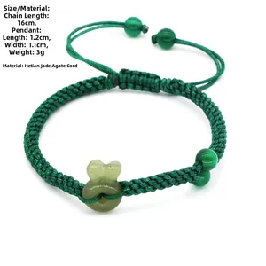 Dettaglio del bracciale in corda intrecciata verde con coniglio in giada Hetian e agata