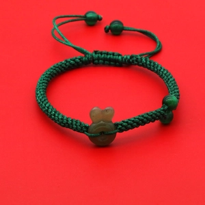 Bracciale in corda verde intrecciata con ciondolo a forma di coniglio in giada portafortuna