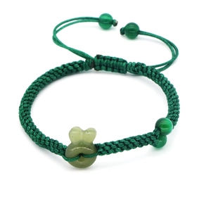 Bracciale intrecciato verde fatto a mano con coniglio in giada e perline di agata