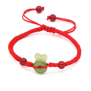 Bracciale in corda rossa fatto a mano con ciondolo a coniglio in giada e perle di agata