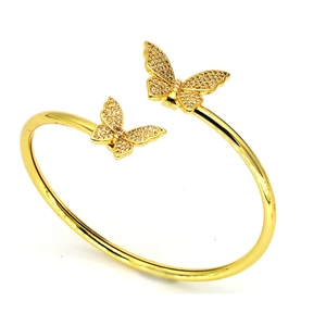 Eleganter goldfarbener offener Armreif mit zwei Schmetterlingsmotiven und funkelnden Kristallen