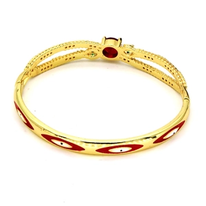 Details des vergoldeten Evil Eye Armbands mit rotem Edelstein und Emaille-Muster