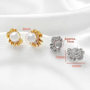 Dettaglio delle basi per orecchini a perla placcati oro 14k con zirconi e design a fiori
