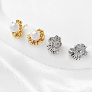 Basi per orecchini di perle in oro 14k con zirconi e design a conchiglia irregolare
