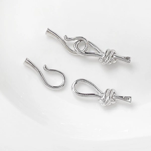 Makro-Detail von 14k vergoldetem Fischhaken-Verschluss mit Seilknoten für DIY-Schmuck