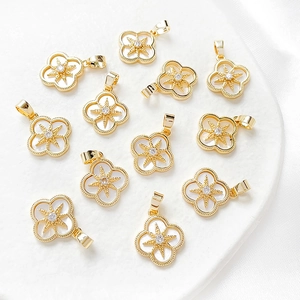 Set di dodici ciondoli a quadrifoglio in oro 14k con madreperla bianca e stella centrale