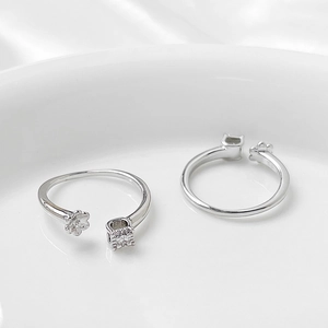 Dettaglio dell'anello regolabile placcato oro 14k con castone floreale e zircone