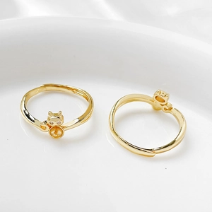 Vista dettagliata della base per anello a forma di gatto in oro 14k regolabile per perle