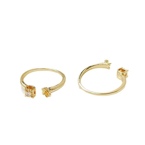 Anello regolabile placcato oro 14k con zircone quadrato e dettaglio floreale in metallo