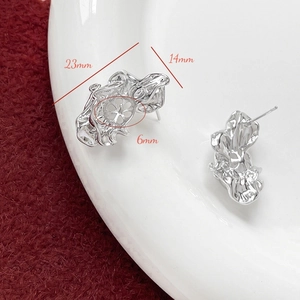 Detaillierte Größenangaben für unregelmäßige Silberohrstecker im Lava-Stil-Design