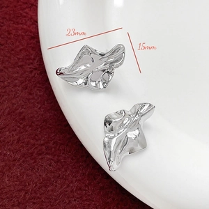 Detailansicht unregelmäßiger silberner Ohrstecker mit Faltenstruktur und 23mm x 15mm Maßen