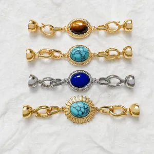 Dettaglio macro di chiusure a moschettone in oro 18k con pietra naturale e connettori