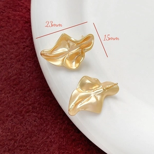 Detailansicht matter goldener Blattohrringe mit Maßen von 23 mm mal 15 mm