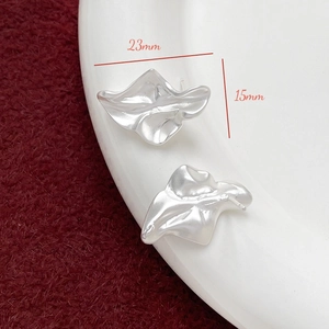 Detailaufnahme silberner unregelmäßiger Falten-Ohrstecker mit 23mm Größenabmessungen