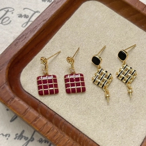 Orecchini minimalisti placcati oro con smalto rosso e ciondoli a rombo intrecciati