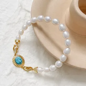 Bracciale di perle placcato oro 18k con turchese blu naturale in una cornice solare elegante