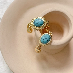 Dettagli di anelli bohémien placcati oro 18k con pietre turchesi e cornici intrecciate a sole