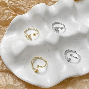 Anelli regolabili in rame placcato oro 18k con farfalla e rosa nei colori oro e argento