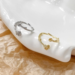 Anello aperto rosa e farfalla placcato oro 18k con trama botanica di vite