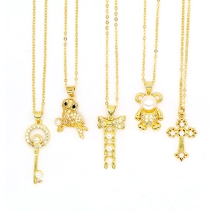 Elegante 18 Karat Vergoldete Kupfer Zirkon Künstliche Perlen Halskette Damen Eule Katze Bär Schlüssel Schleife Kreuz Mode Schmuck Geschenk