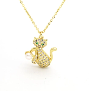 Goldene Katzenkette mit Mikro-Zirkonia-Kristallen und einem weißen Perlenanhänger