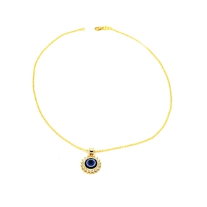 Collana dorata con ciondolo occhio blu e piccoli cristalli su uno sfondo bianco