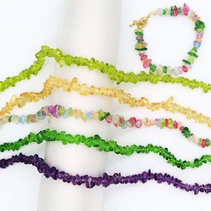 Detalle de varias cuentas de piedras preciosas naturales coloridas para collar joya