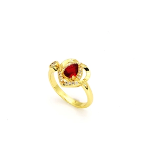 Vue détaillée d'une bague coeur en or avec pierre rouge poire et accents de zircon