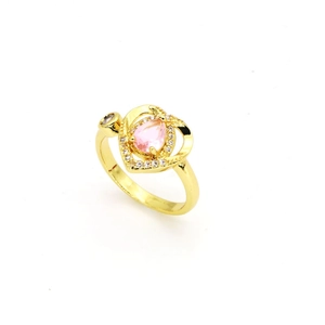 Vue détaillée d'une bague en or en forme de cœur avec zircon rose et accents