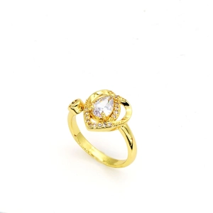 Vue détaillée d'une bague ouverte dorée en forme de cœur avec un zircon blanc en forme de poire