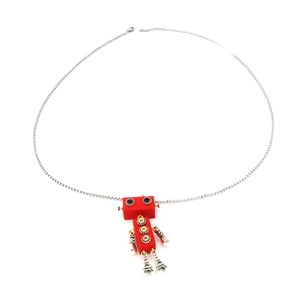 Dettaglio del ciondolo robot rosso con gambe a torre Eiffel e catena in argento