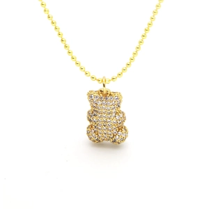 Detailaufnahme der goldenen Kugelkette mit einem mit weißen Zirkonia besetzten Teddybären