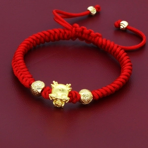Handgefertigtes rotes Flechtarmband mit goldenem Sternzeichen-Drachen und Glücksperlen