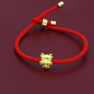Rotes geflochtenes Armband mit goldenem Drachenanhänger und Fu-Zeichen für das Jahr des Drachen