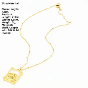 Détail du pendentif rectangulaire en nacre plaqué or 18k avec médaillon religieux
