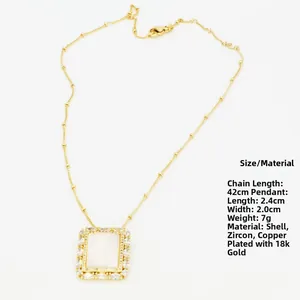Détails du pendentif carré en nacre avec cristaux CZ sur une chaîne plaquée or 18k