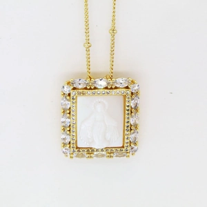 Vue détaillée du pendentif carré vintage Maria avec nacre blanche et zircons brillants