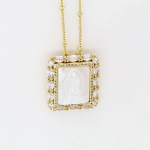 Détail du pendentif Marie en nacre blanche avec double rangée de zircons brillants