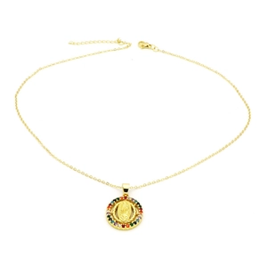 Détail du collier pendentif Vierge Marie doré avec zircons ronds multicolores