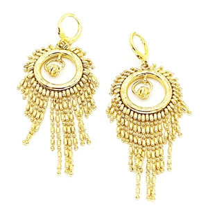 Detalle de los pendientes de aro bañados en oro de 18k con elegantes flecos largos
